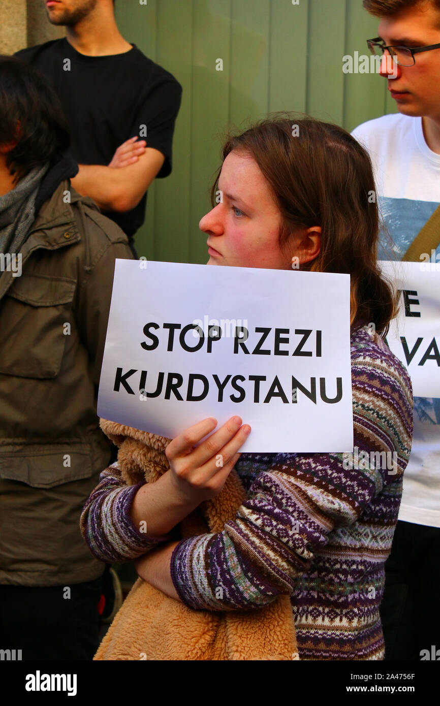 Anarchisten, Aktivisten und regelmäßige Bürger auf der Straße von der Krakauer Altstadt in einer globalen Protest gegen die türkische Invasion in kurdischen Roja gesammelt Stockfoto