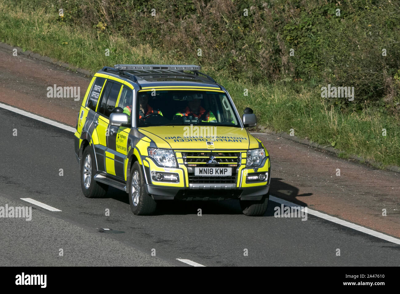 Ein Highways Agency Verkehr Offizier in einem Mitsubishi Shogun patrouillieren die Autobahn M6 Stockfoto
