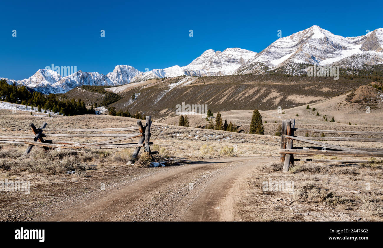 Klapprigen alten Feldweg führt durch einen Zaun zu Mount Borah in Idaho Stockfoto