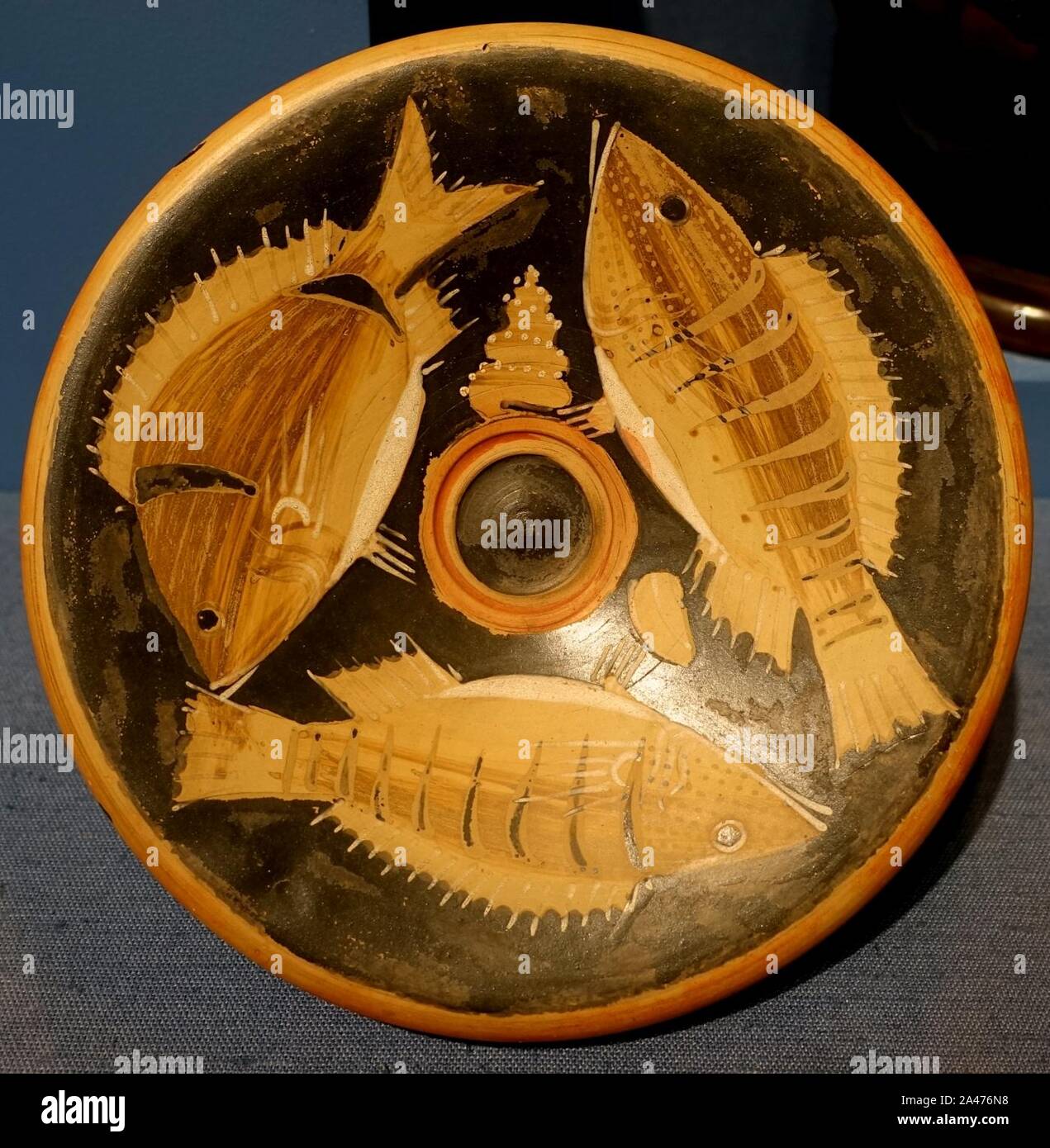 Fisch Platte, der Kampanischen Griechen, 299-200 v. Chr., bemalter Terrakotta, Rot - Abbildung Technik - Stockfoto