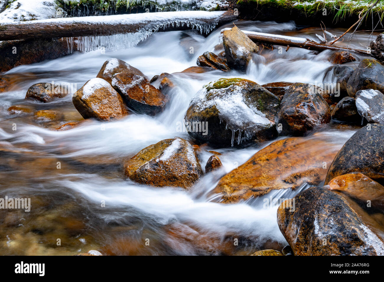 Wasserkaskaden über und über die Felsen in der Kälte mit Eis auf ein Protokoll Stockfoto