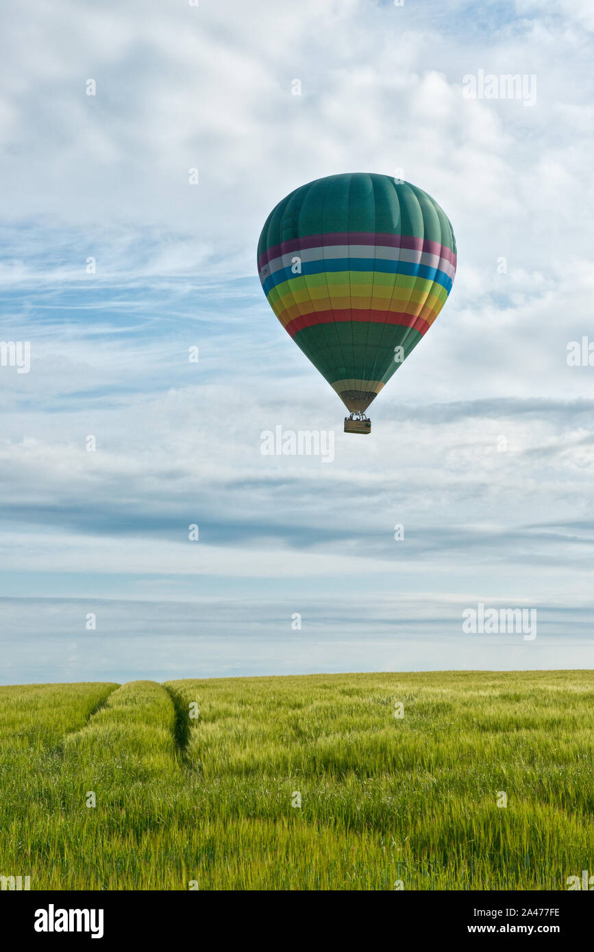 Heißluftballon fliegen tief über Feldern. Midlothian, Schottland Stockfoto