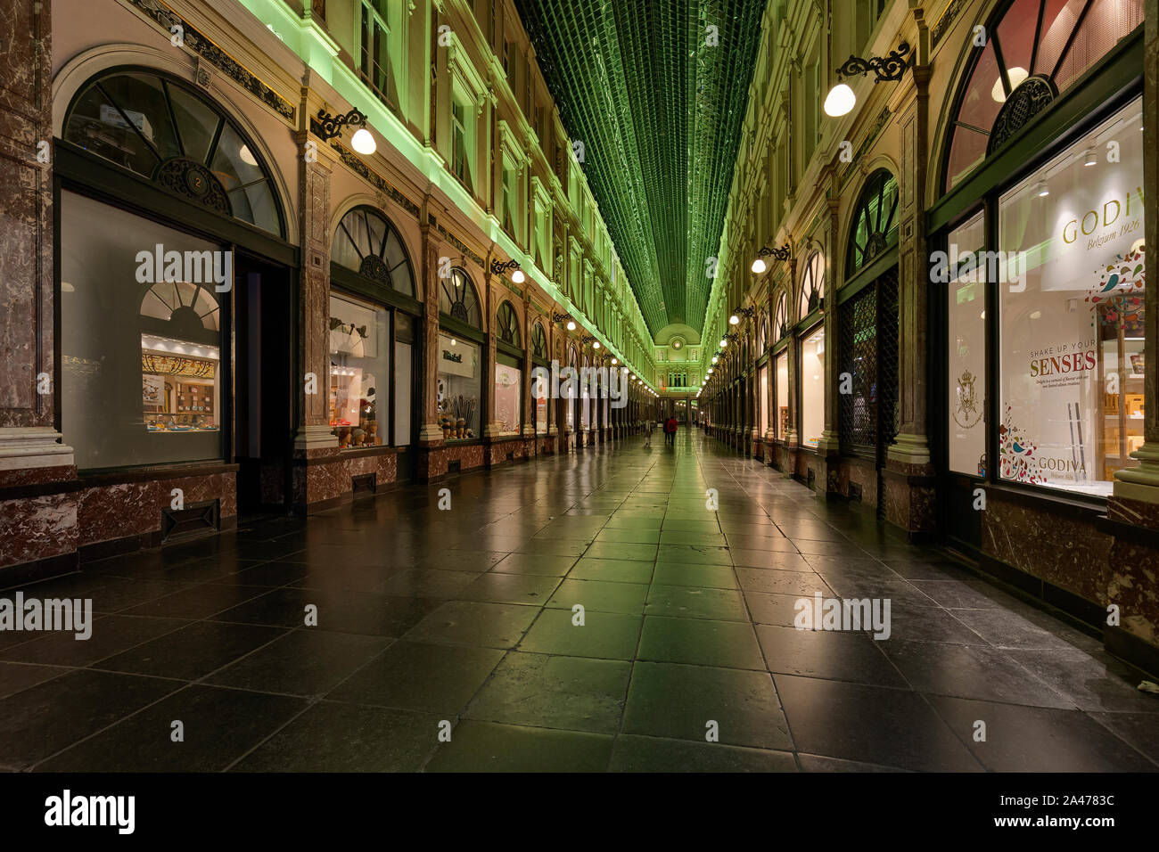Brüssel, Belgien - August 2019; die Galeries Royales Saint-Hubert bei Nacht Stockfoto