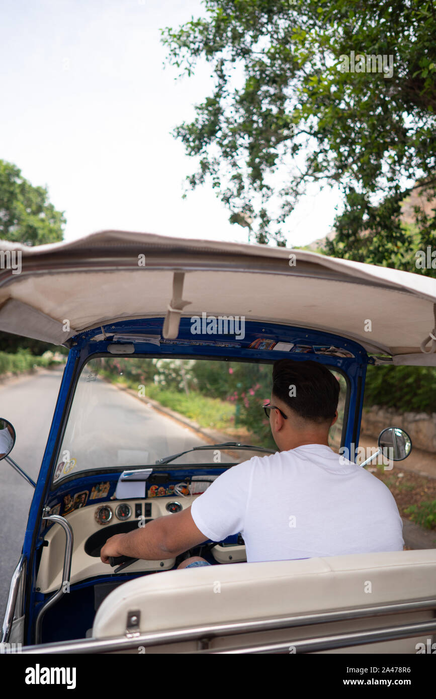 Auto Rickshaw Taxi fahren zu Küstenstadt Mondello Stockfoto