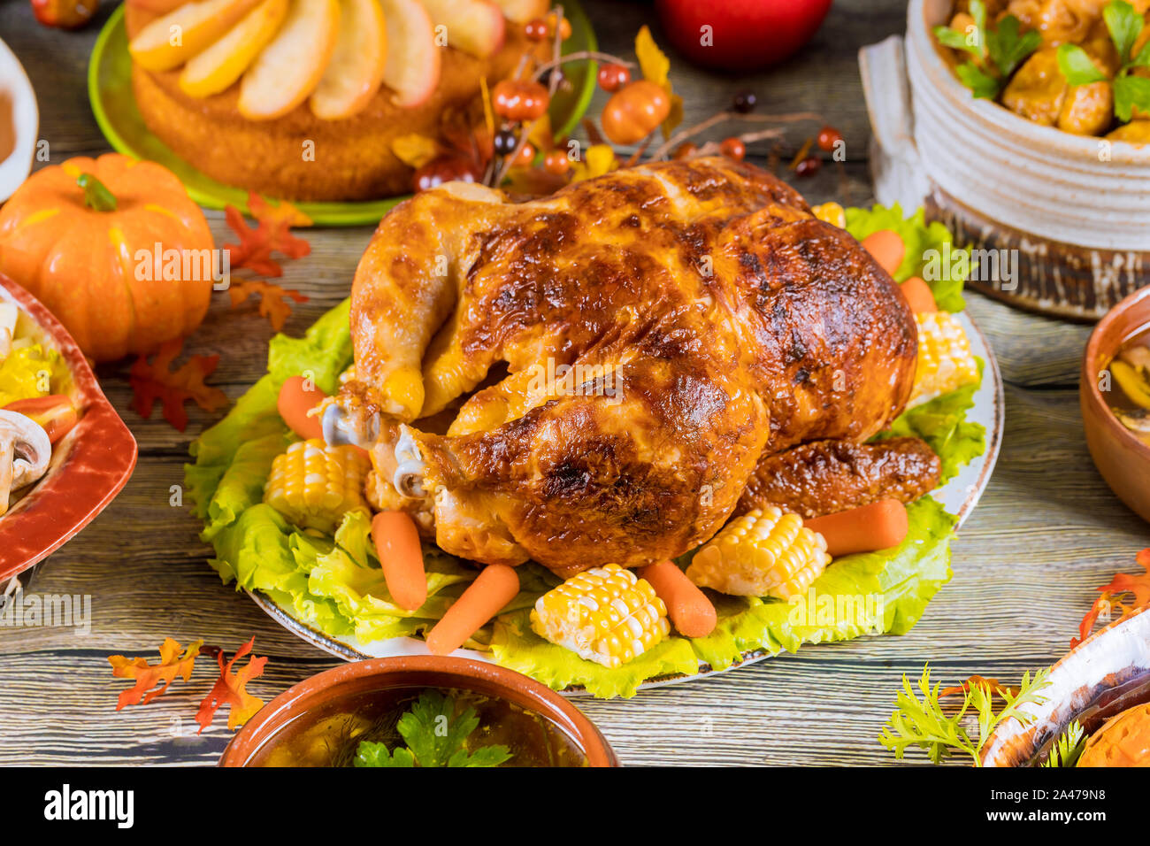 Thanksgiving Dinner Table mit der Türkei, Apfelkuchen, Kürbis. Stockfoto