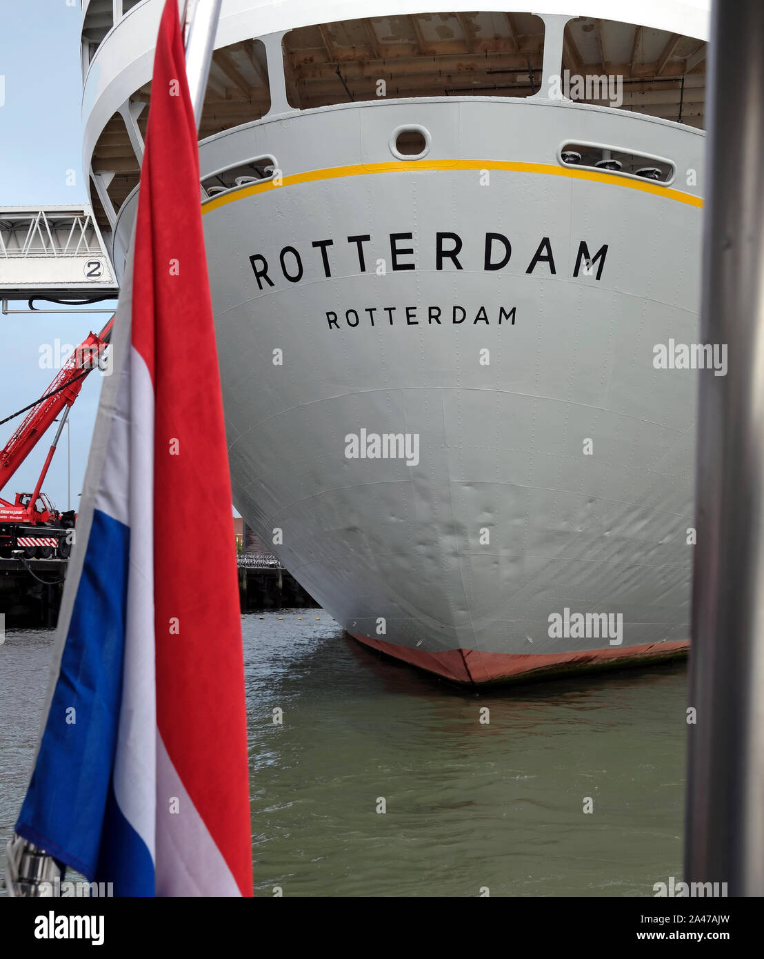 Rotterdam, Niederlande - 4. Oktober 2019: Annäherung an das Dampfschiff SS Rotterdam - ein ehemaliger Kreuzfahrtschiff der Holland-America Line - per Fähre. Stockfoto