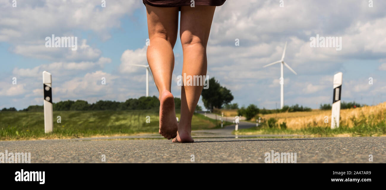 Panorama Frau gehen auf die Straße Stockfoto