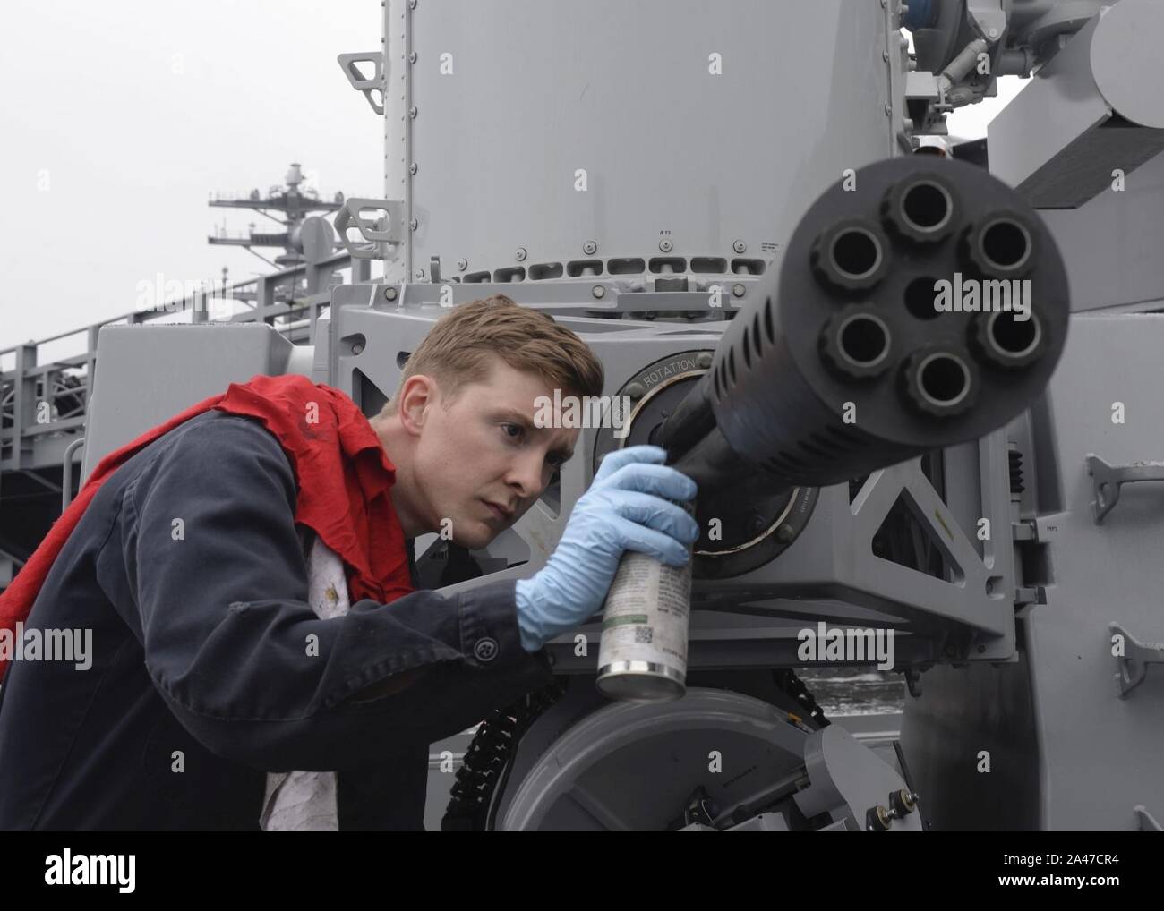 Der Techniker 2. Klasse Johannes Clausen führt post-Feuer Wartung auf eine Phalanx CIWS an Bord der USS Nimitz (CVN-68). Stockfoto