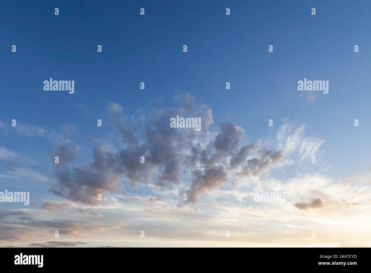 Schöne skyscape Sonnenaufgang mit wispy Wolken und blauer Himmel Stockfoto