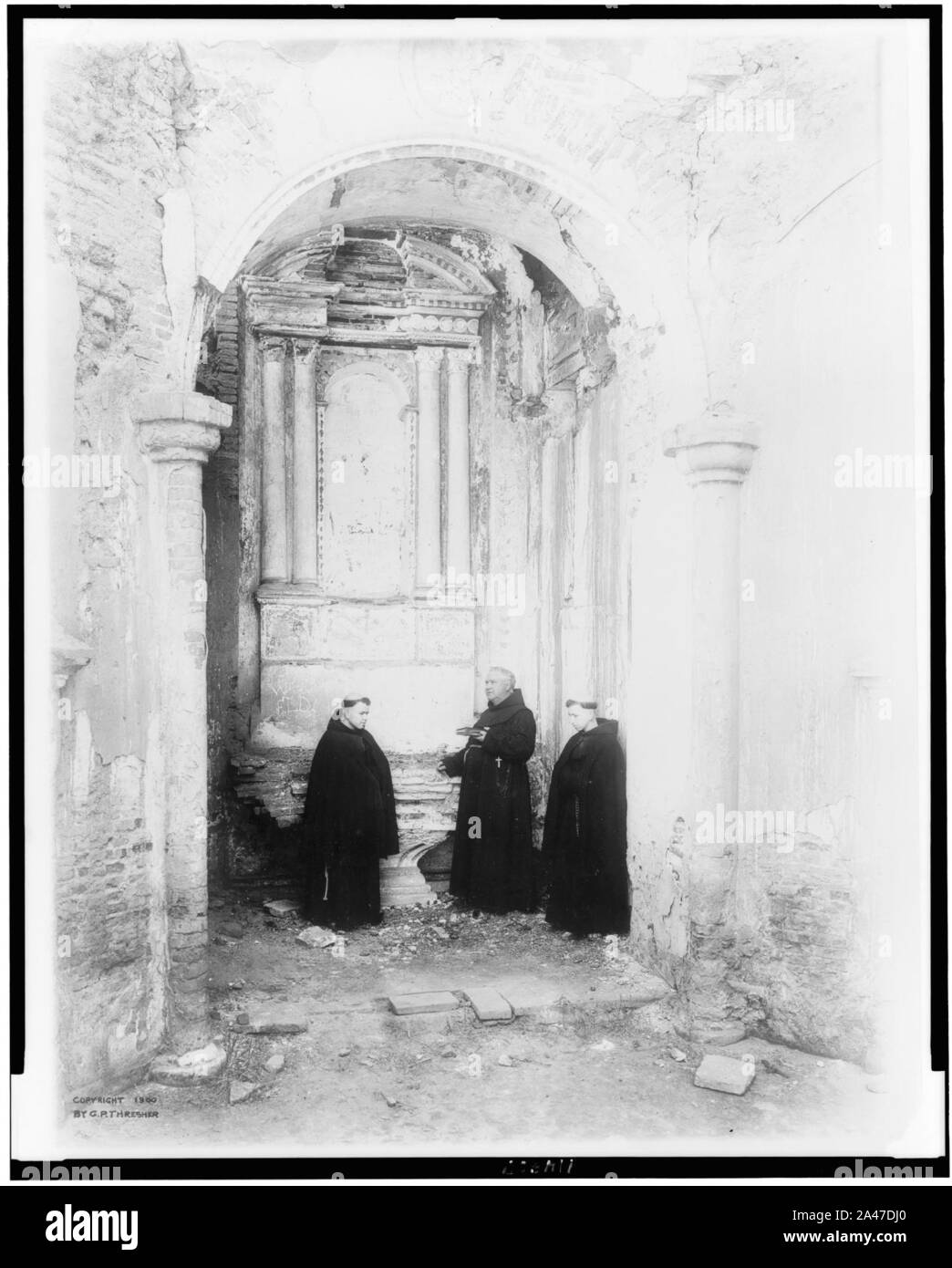 Pater O'Kief und zwei andere Mönche unter verfallenen Bogen der alten spanischen Mission der Kirche stehend, San Luis Rey, Kalifornien Stockfoto