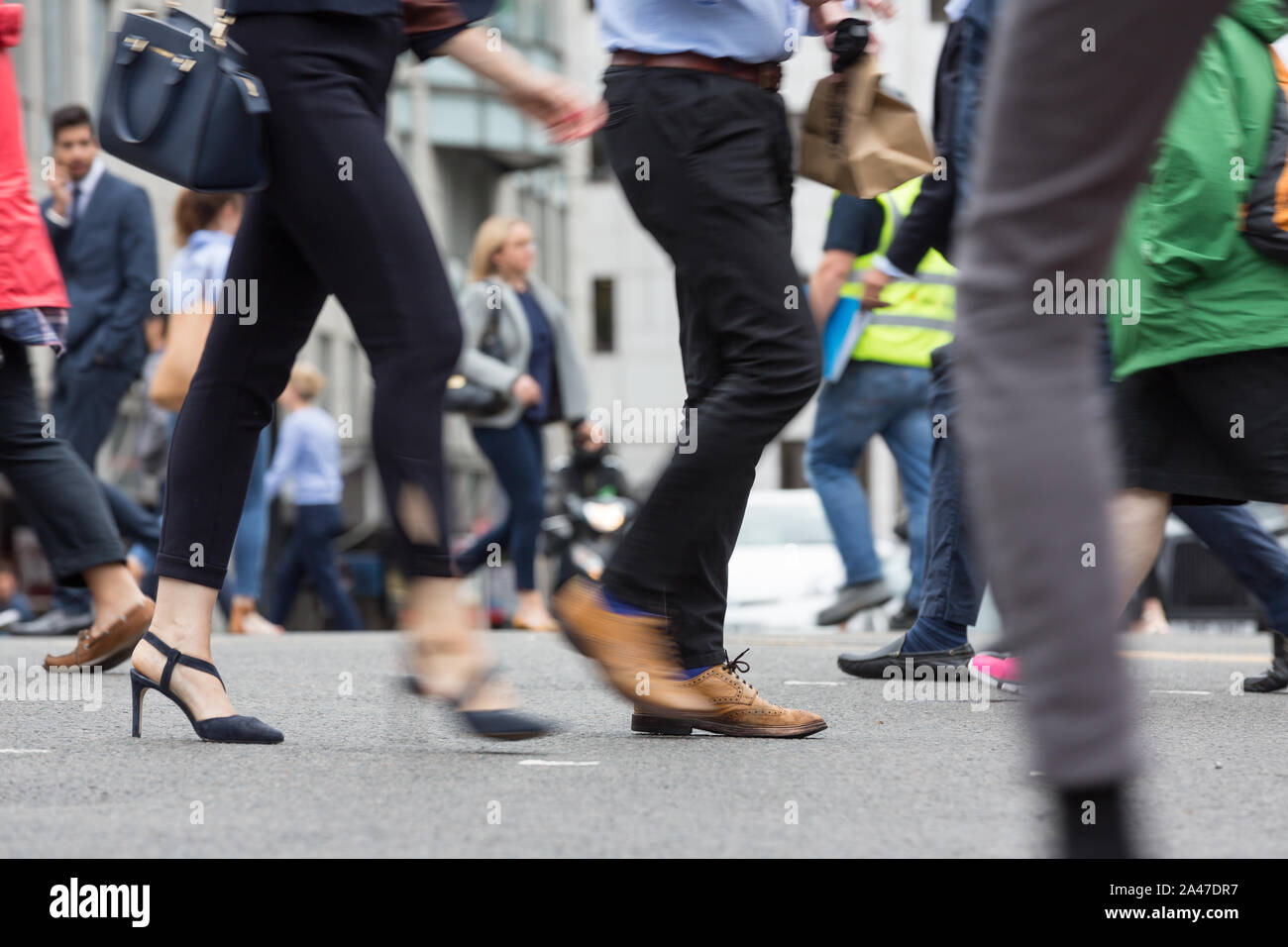 Frau mit High Heels in der Fußgängerzone Stockfoto