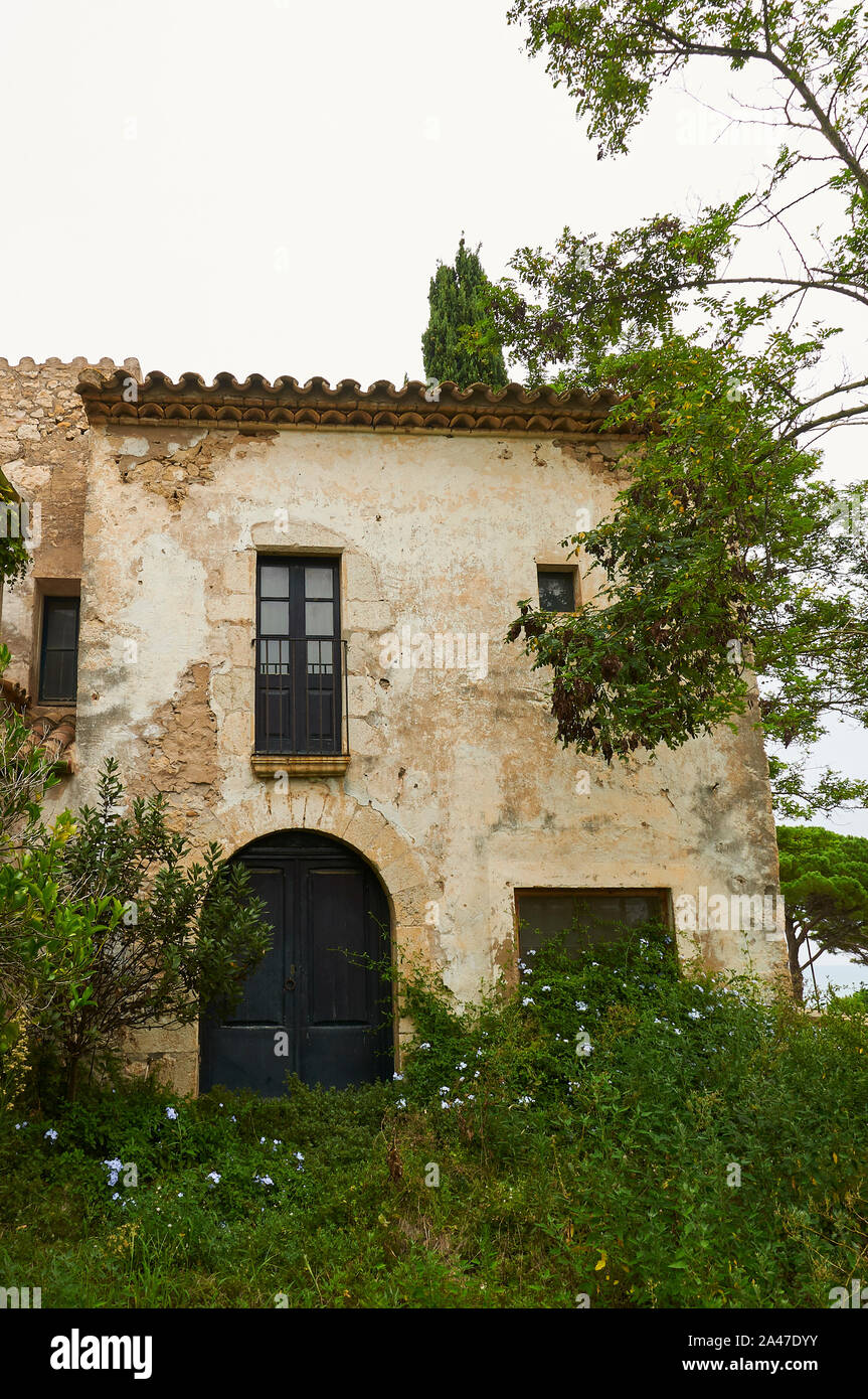 Vorderen Eingang und Garten übernommen, die von Pflanzen eines verlassenen Hauses in San Martín de Ampurias (La Escala, Alt Empordà, Girona, Katalonien, Spanien) Stockfoto