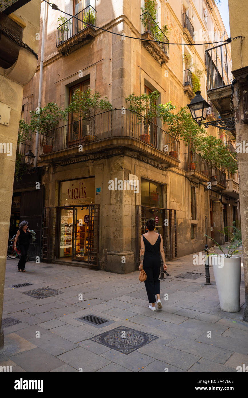 Die schmale Gasse Möglichkeiten erkunden im Gotischen Viertel in Spanien Stockfoto