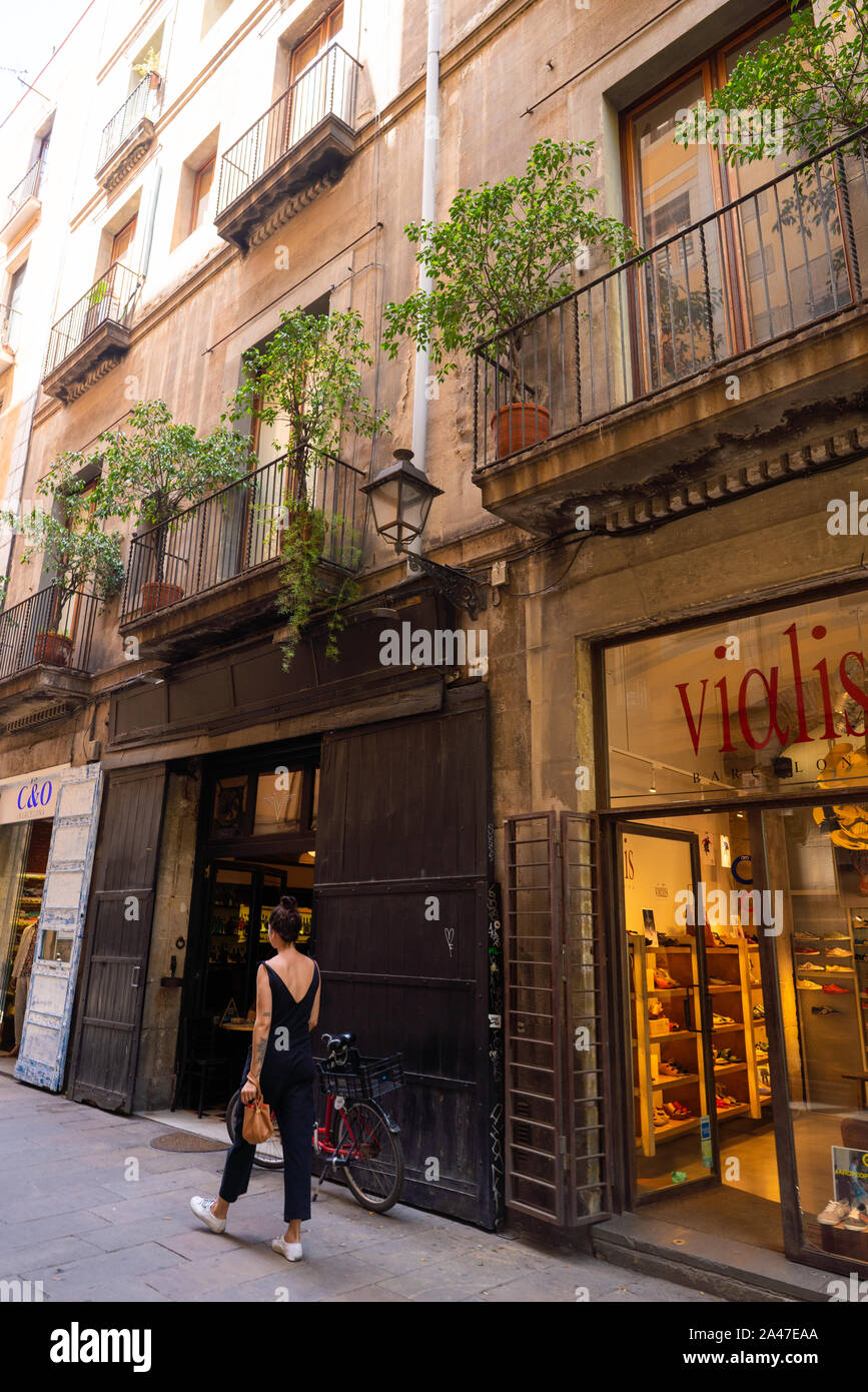 Die schmale Gasse Möglichkeiten erkunden im Gotischen Viertel in Spanien Stockfoto