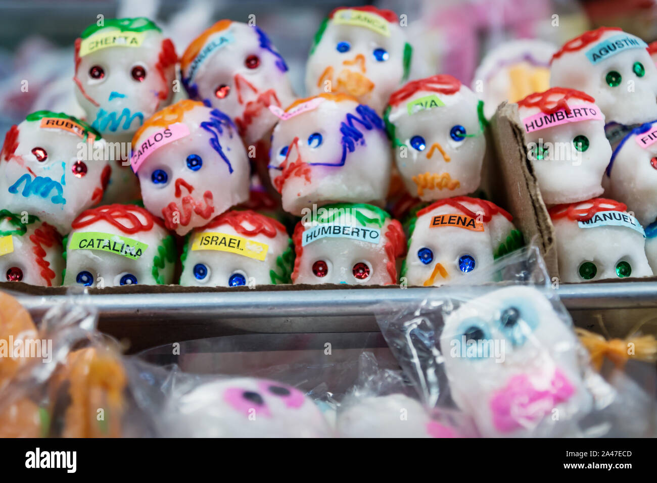 Mexikanische Sugar Skull Candy mit Namen, calaveras, traditionell für Dias de los Muertos verwendet, halloween auf dem Markt von Merida, Mexiko Stockfoto