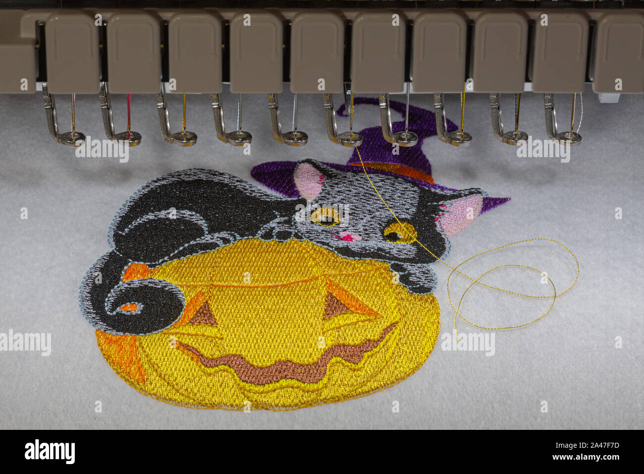 Stickerei auf eine Maschine in einem Hoop für Halloween feiern auf Stoff mit bunten Fäden Stockfoto