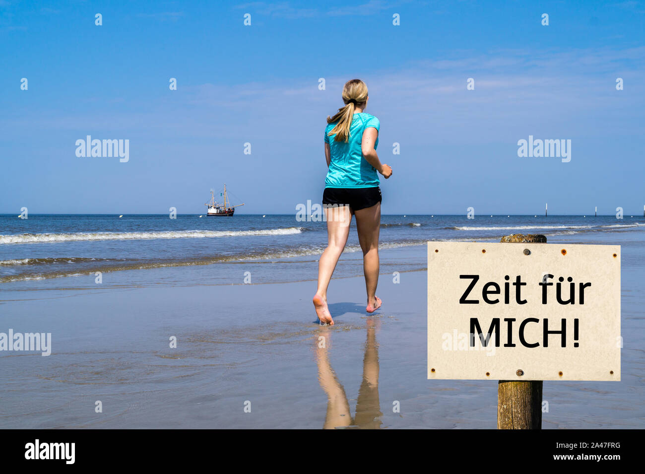 Zeit für mich am Strand in deutscher Sprache Stockfoto