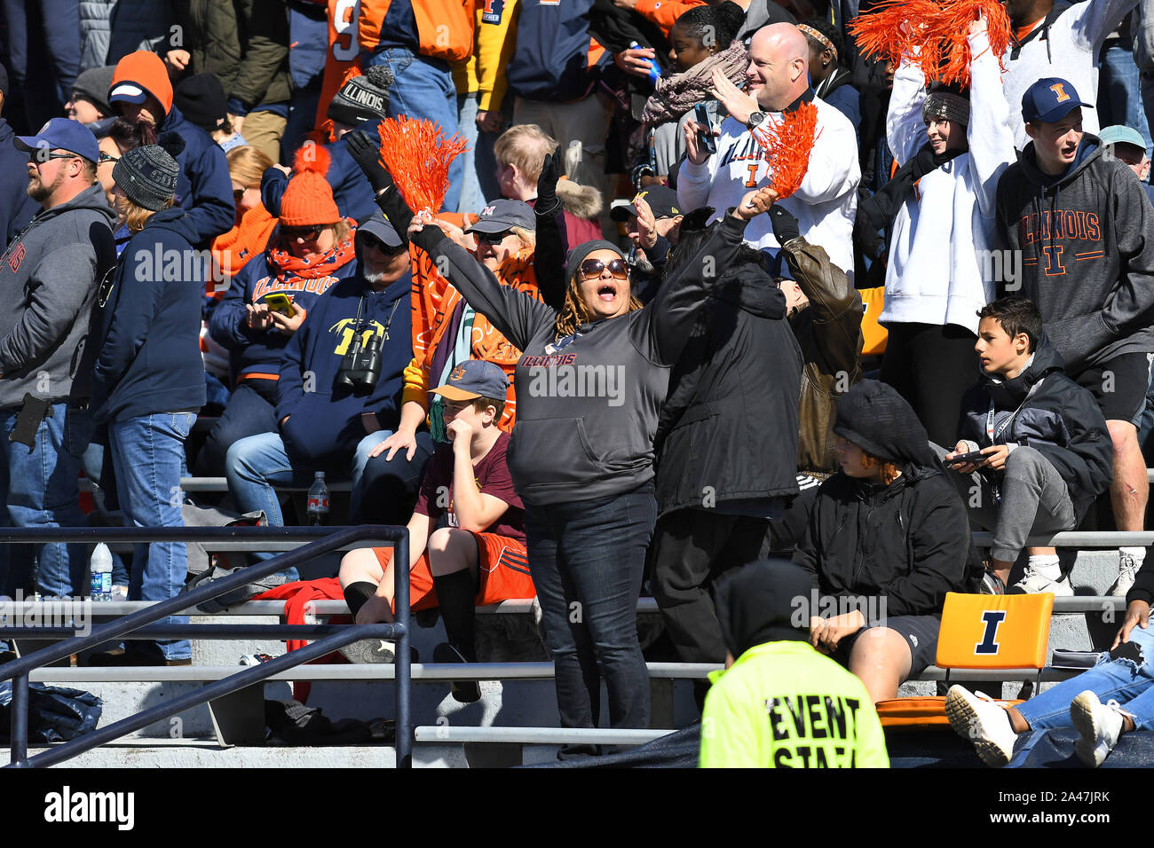 Heem, Illinois, USA. 12 Okt, 2019. Illini fan Anfeuern während der NCAA grosse Konferenz 10 Fußballspiel zwischen den Illinois vs Michigan im Memorial Stadium in Heem, Illinois. Dean Reid/CSM/Alamy leben Nachrichten Stockfoto