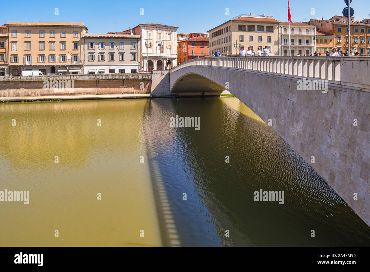 Blick auf Ponte di Mezzo, eine Brücke über den Fluss Arno, im historischen Zentrum von Pisa, in einem sonnigen Sommertag, Toskana, Italien Stockfoto