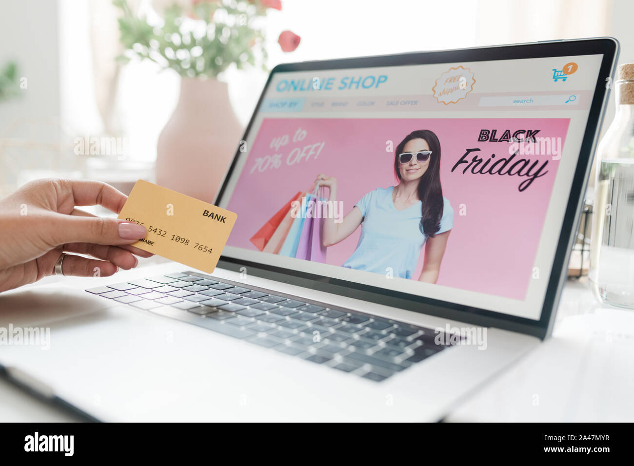 Laptop mit schwarzen Freitag, Bildschirmschoner und weibliche Hand mit Kreditkarte Stockfoto