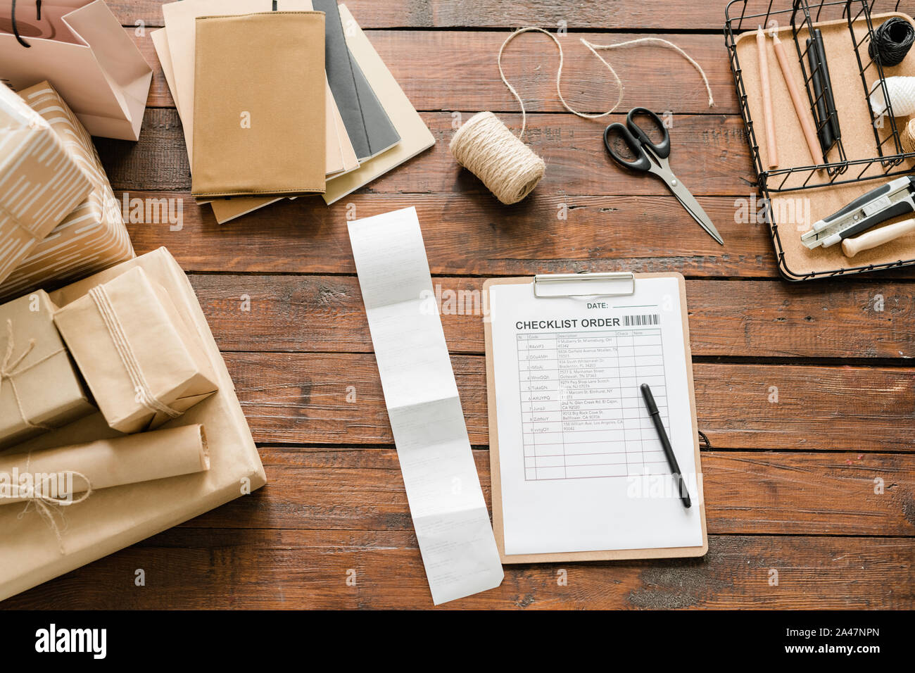 Blick von oben auf die Checkliste um die verpackten Geschenke und verpacken Produkte umgeben Stockfoto