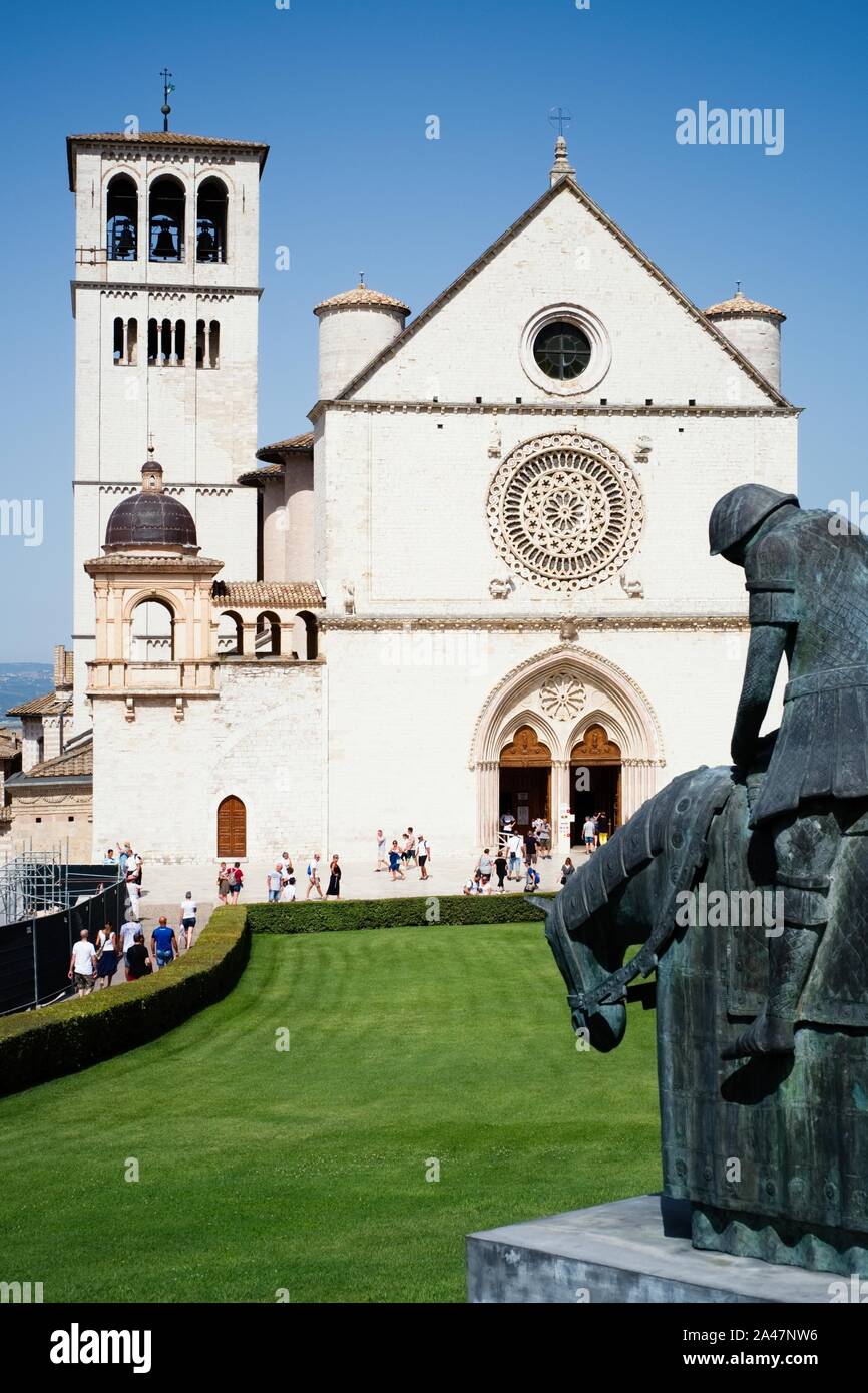 Assisi, Italien - 12 August, 2019: die Basilika San Francesco, besucht von Pilgern und Touristen aus aller Welt, bewahrt die Überreste der ORKB Stockfoto