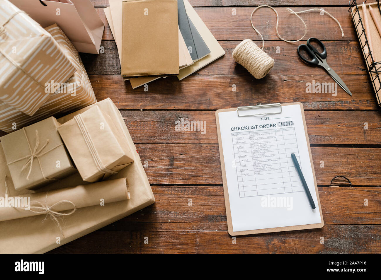 Checkliste Papier, Stift, verpackten Kartons, Gewinde, Schere und Stapel von Notizblöcke. Stockfoto