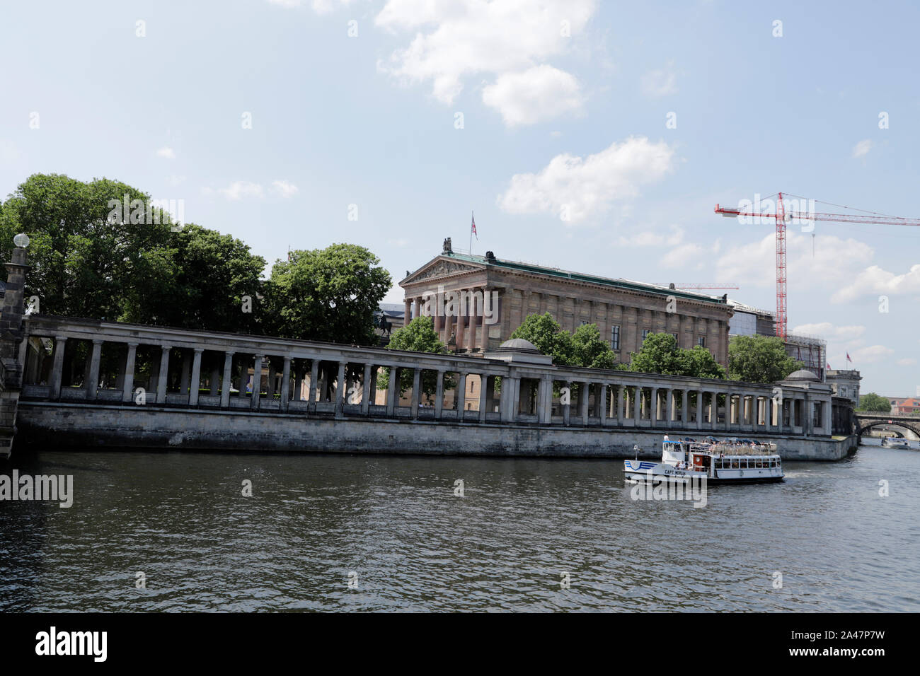 Blick über die Spree in Berlin, Deutschland. Die Museumsinsel auf der rechten Seite. Stockfoto