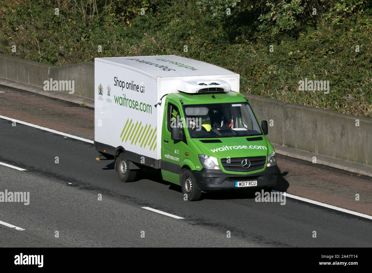 ASDA grocery Home delivery Mercedes Sprinter, Logistik transport Fahrzeuge auf der M6 an der Lancaster, Großbritannien Stockfoto