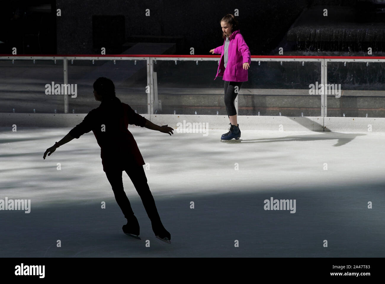 New York, USA. 12 Okt, 2019. Skater genießen Sie Eislaufen Wenn die Eisbahn am Rockefeller Center öffnet sich der Öffentlichkeit in New York City am Samstag, 12. Oktober 2019. Die Eisbahn Eröffnung markiert den traditionellen Beginn der Feierlichkeiten, die bis zu den jährlichen Beleuchtung des Rockefeller Center Christmas Tree. Die Eisbahn zum ersten Mal geöffnet Weihnachten 1936. Foto von John angelillo/UPI Quelle: UPI/Alamy leben Nachrichten Stockfoto