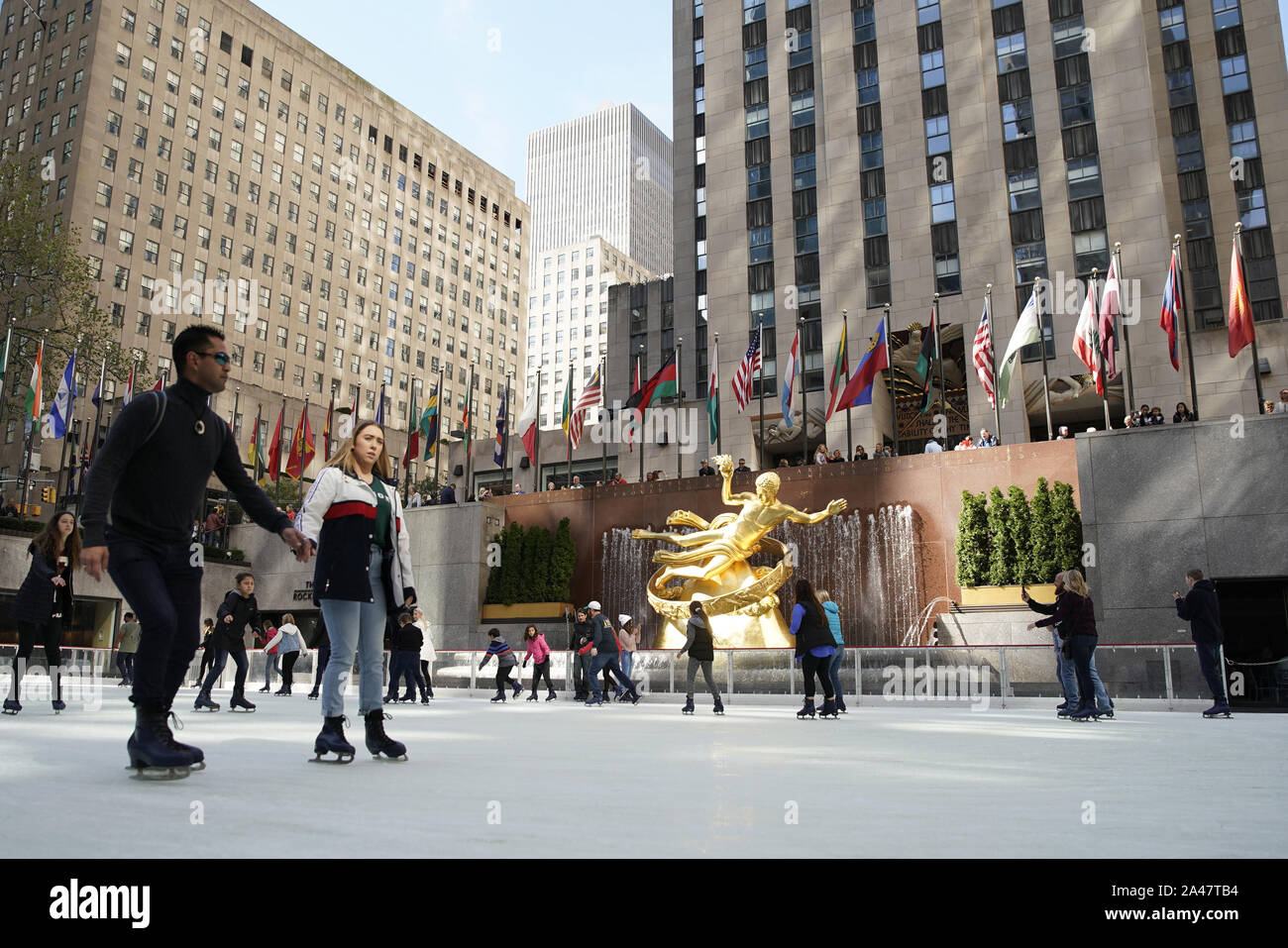 New York, USA. 12 Okt, 2019. Skater genießen Sie Eislaufen Wenn die Eisbahn am Rockefeller Center öffnet sich der Öffentlichkeit in New York City am Samstag, 12. Oktober 2019. Die Eisbahn Eröffnung markiert den traditionellen Beginn der Feierlichkeiten, die bis zu den jährlichen Beleuchtung des Rockefeller Center Christmas Tree. Die Eisbahn zum ersten Mal geöffnet Weihnachten 1936. Foto von John angelillo/UPI Quelle: UPI/Alamy leben Nachrichten Stockfoto