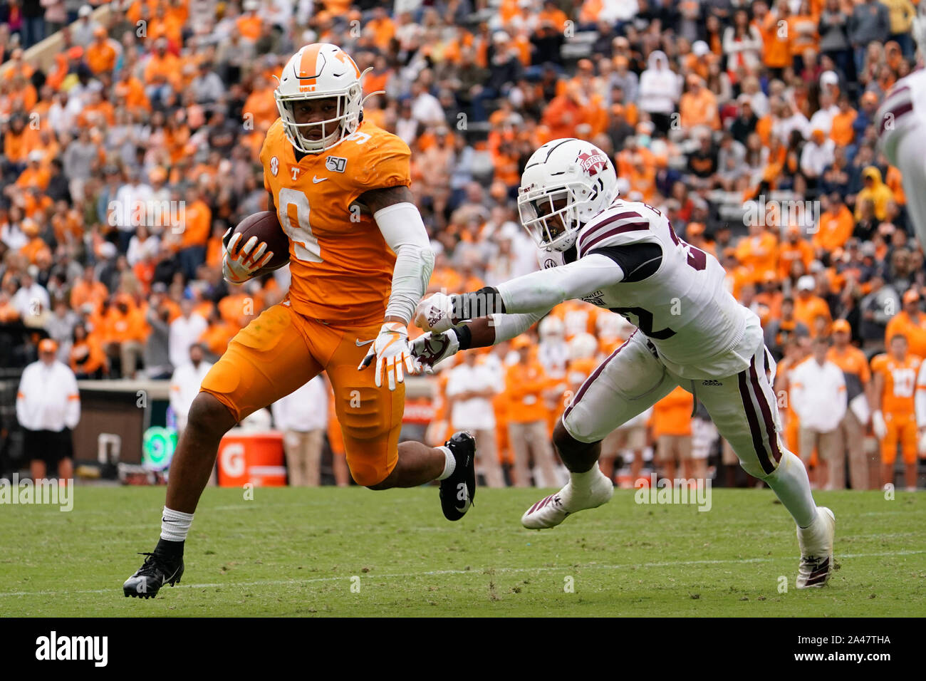 Oktober 12, 2019: Tim Jordan #9 der Tennessee Volunteers läuft der Ball während Brian Cole II Nr. 32 der Mississippi State Bulldogs versucht, ihn während der NCAA Football Spiel zwischen der Universität von Tennessee Volunteers und die Mississippi State Bulldogs in Knoxville, TN Tim Gangloff/CSM anzupacken Stockfoto