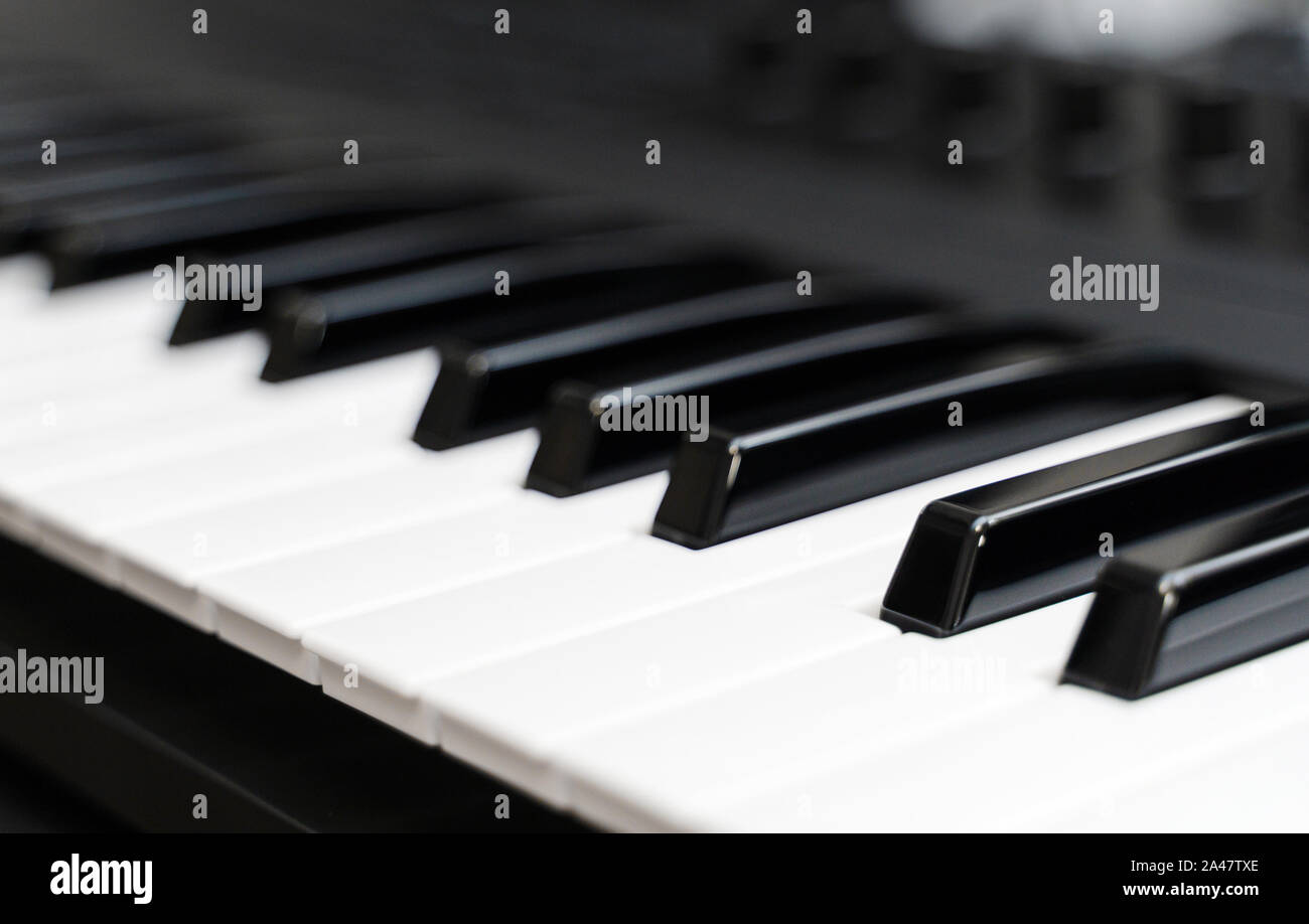 Professionelle MIDI-Tastatur-Synthesizer mit Knöpfen und Reglern. Stockfoto