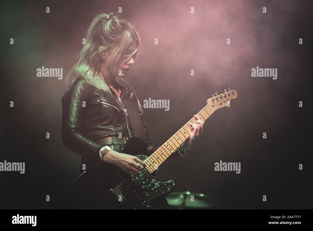 OFFICINE GRANDI RIPARAZIONI, TURIN, ITALIEN - 2019/10/12: Laura-Mary Carter der Britischen Rock Band Blood Red Shoes führt live in Turin, Öffnung für Pixies. Stockfoto