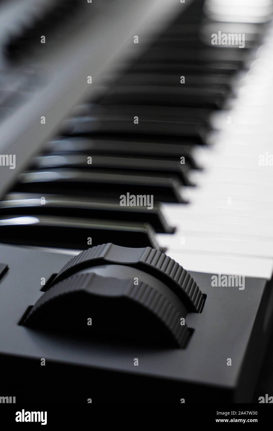 Professionelle MIDI-Keyboard Synthesizer mit Knöpfen und Reglern. Modulation und Pitch Wheels. Stockfoto