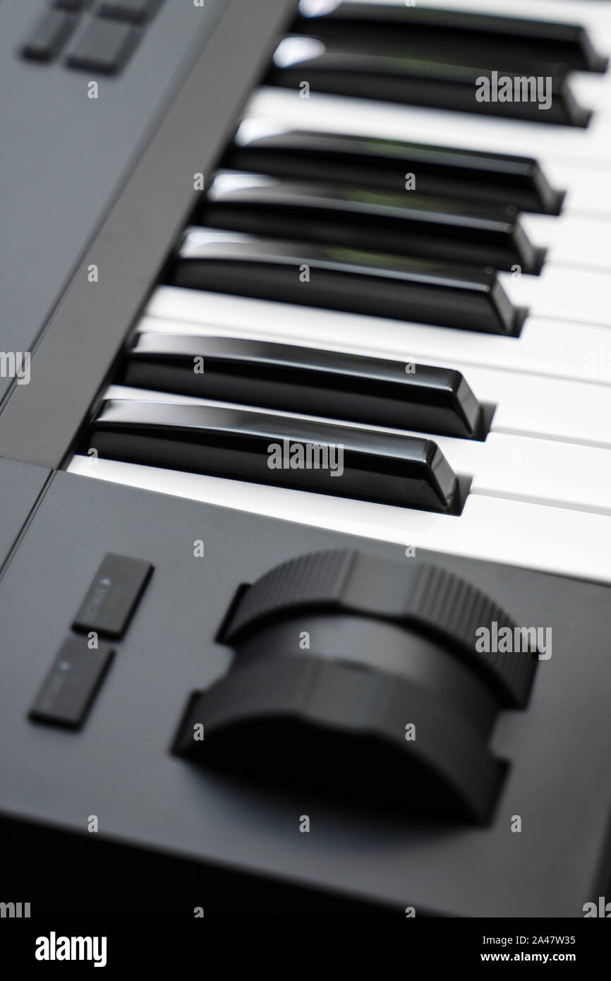 Professionelle MIDI-Keyboard Synthesizer mit Knöpfen und Reglern. Modulation und Pitch Wheels. Stockfoto