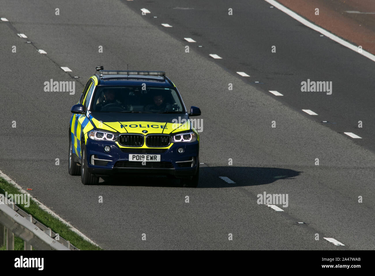 Polizei BMW X5 patrouillieren die Autobahn M6 in der Nähe von Preston in Lancashire, Großbritannien Stockfoto