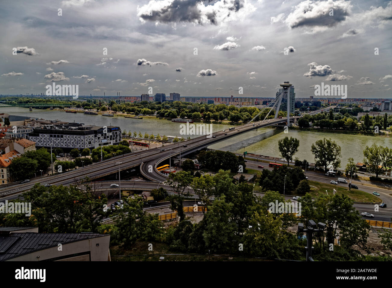 Bratislava, Slowakei. 14. August 2019. Brücke der Slowakischen Nationalen Aufstandes (Die meisten SNP) ist eine Straßenbrücke über die Donau in Bratislava, Slowakei. Stockfoto
