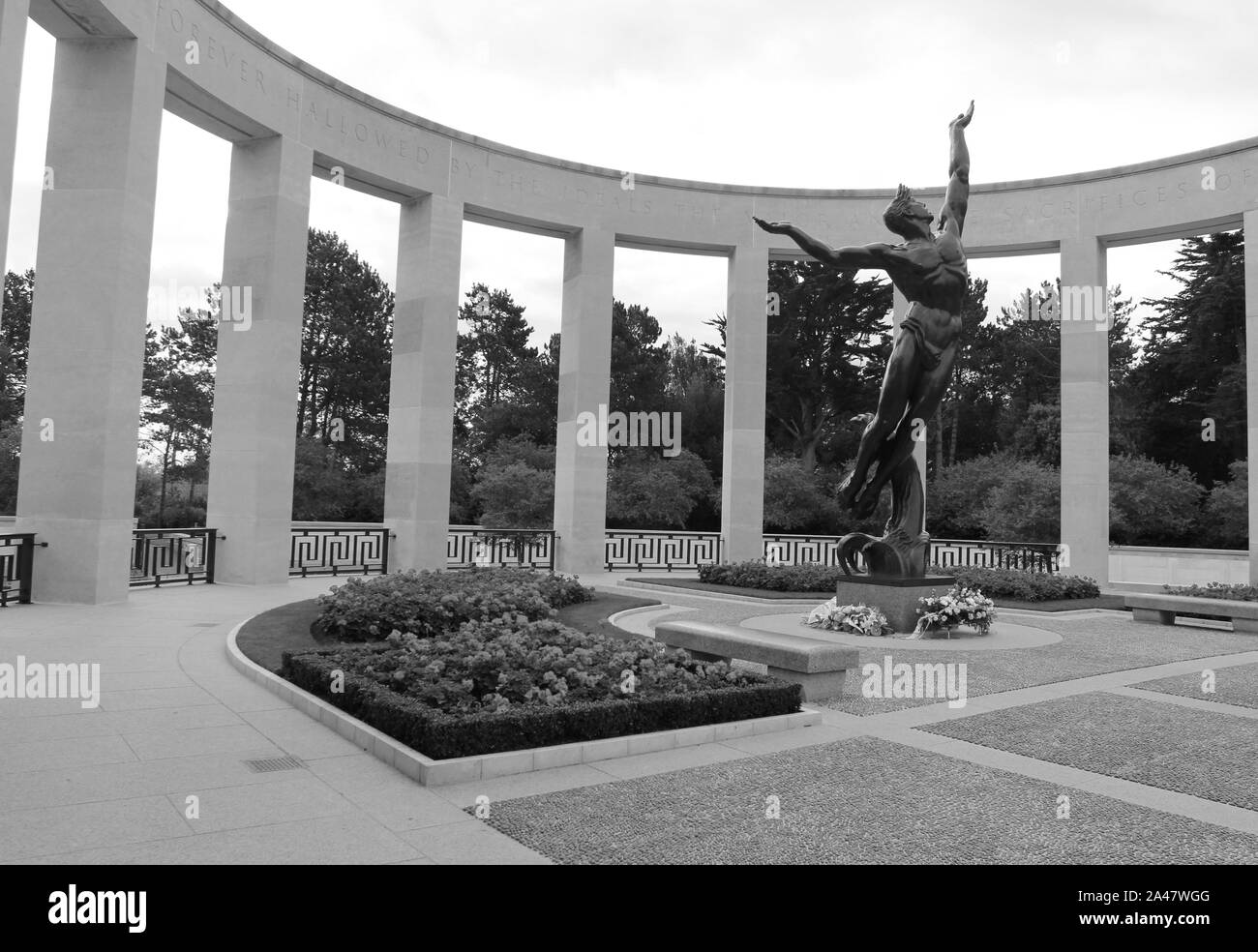 Omaha Beach, Normandie 09/10/2017. D-Day, die Landung der Amerikaner. Friedhof und Denkmal für die Gefallenen. Der Geist der amerikanischen Jugend Steigende fro Stockfoto