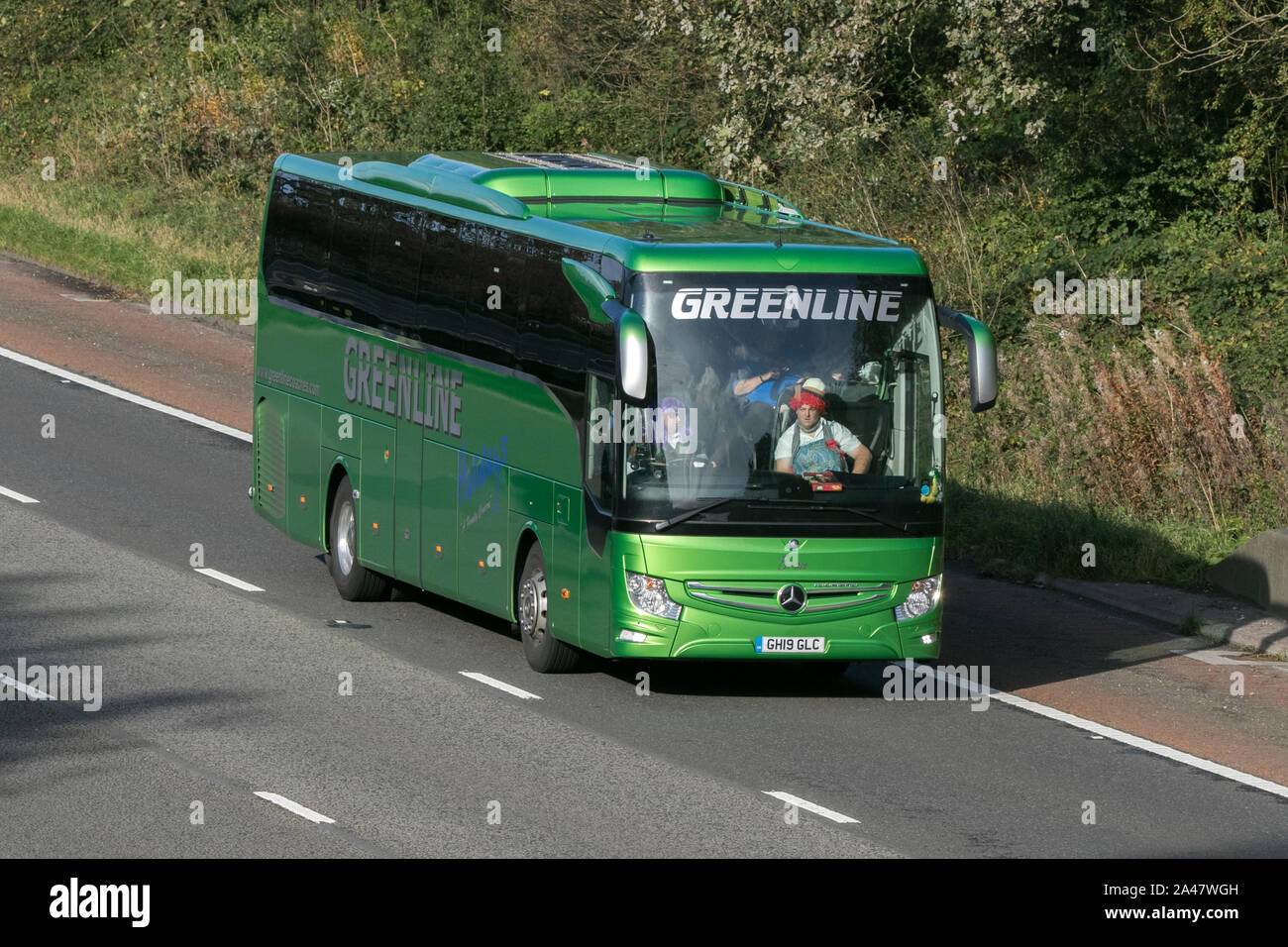 Mercedes Greenline bus tour bus Richtung Süden auf der Autobahn M6 in der Nähe von Preston in Lancashire, Großbritannien Stockfoto