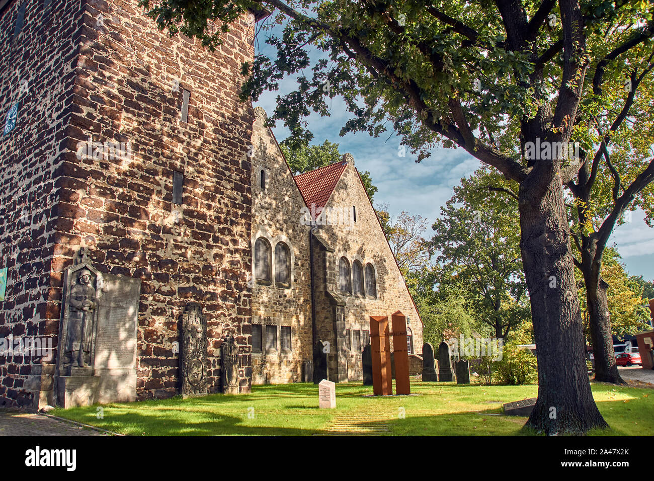 Alte katholische Kirche an einem sonnigen Tag Stockfoto