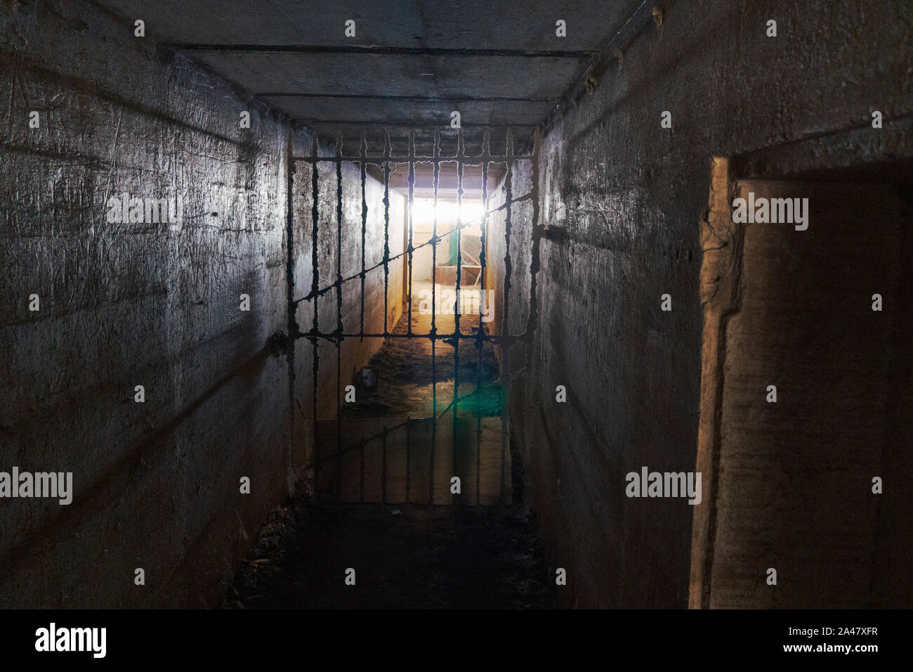 Einen unterirdischen Tunnel in einem verlassenen Bunker Stockfoto