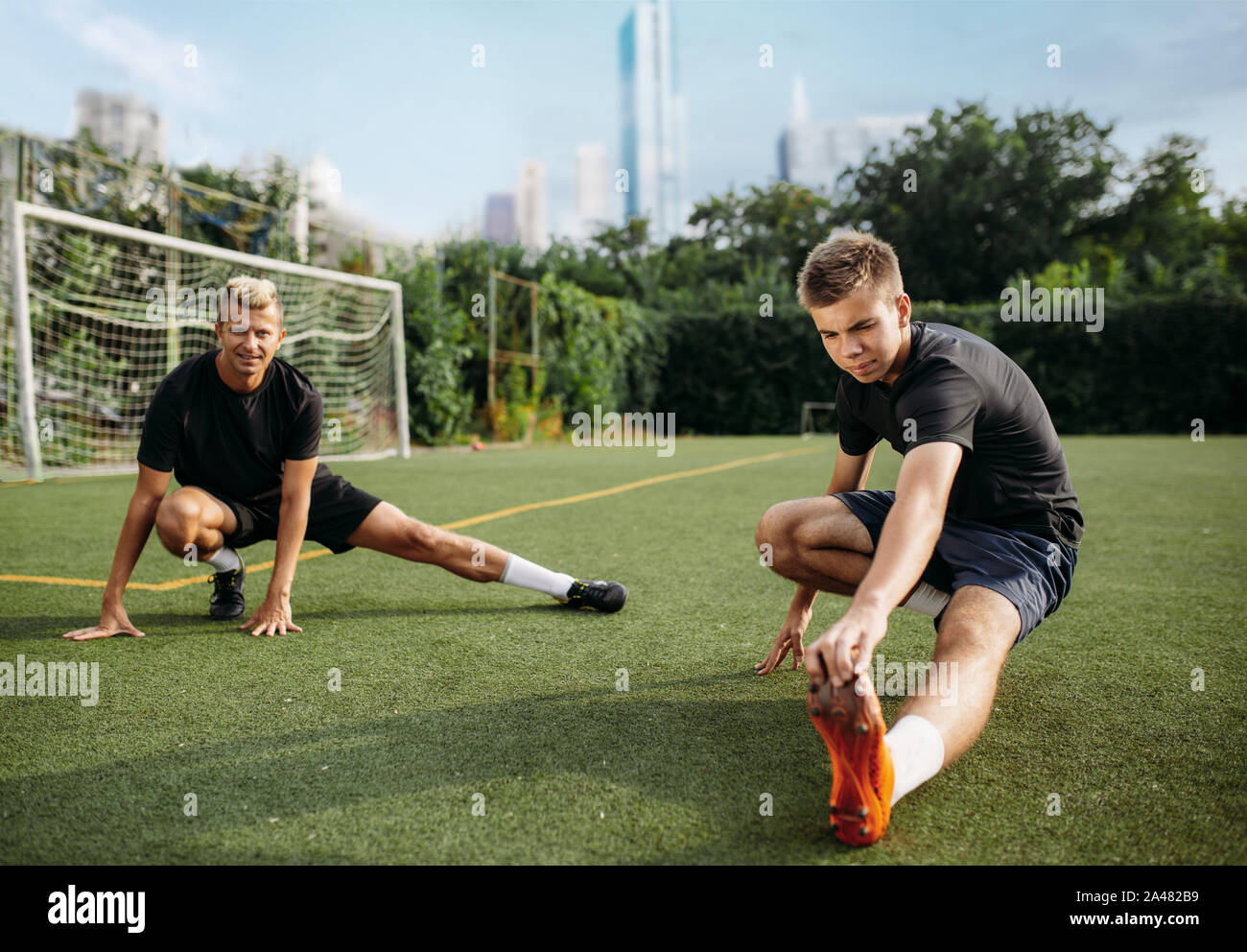 Männliche Fussballer zu tun stretching Übung Stockfoto