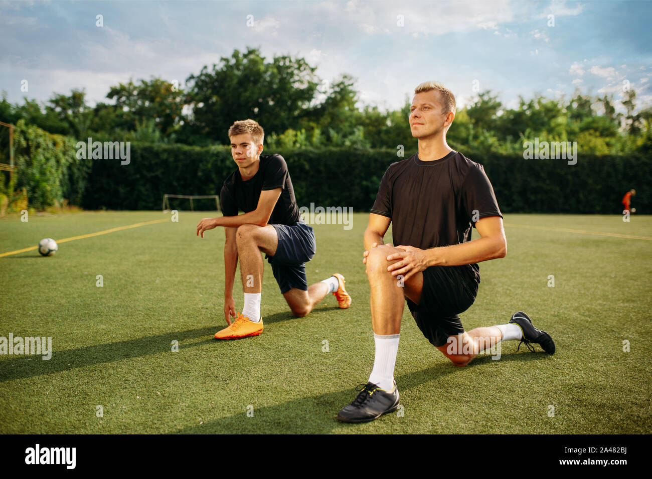 Männliche Fussballer zu tun stretching Übung Stockfoto