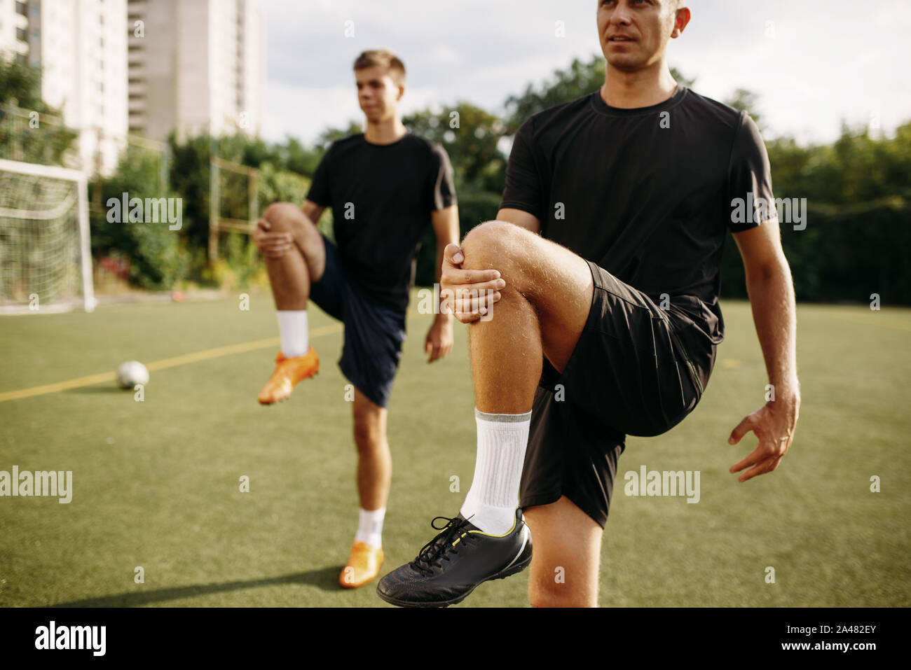 Männliche Fussballer zu tun stretching Übung Stockfoto