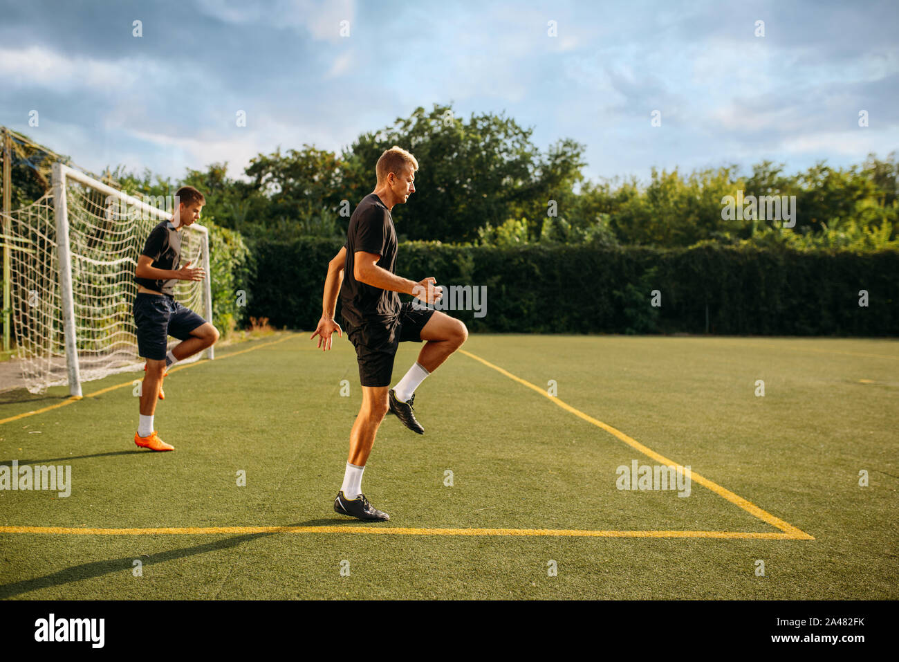 Zwei männliche Fußballspieler Training auf dem Feld Stockfoto