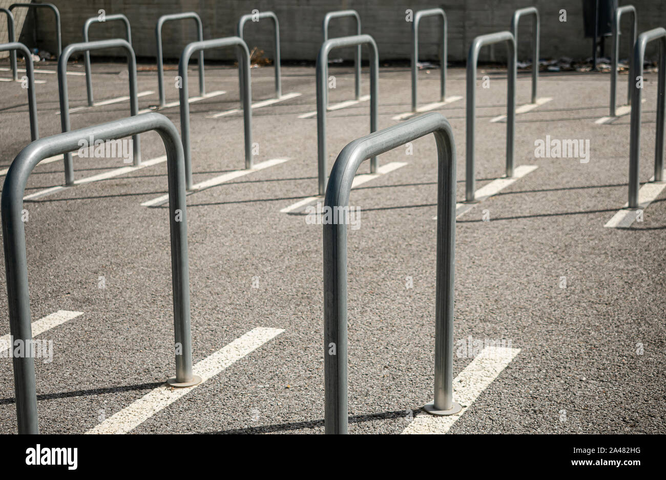 Symmetrie und Linearität der Einzäunung eines PKW-Parkplatz in einem städtischen Gebiet Stockfoto