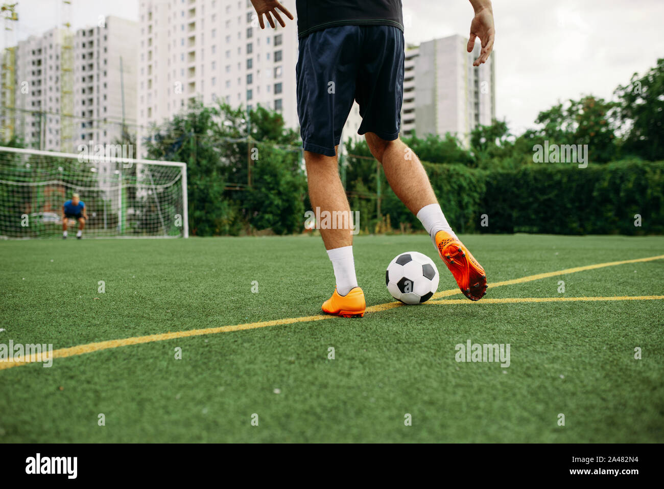 Männliche Fußballspieler mit Ball auf dem Feld Stockfoto