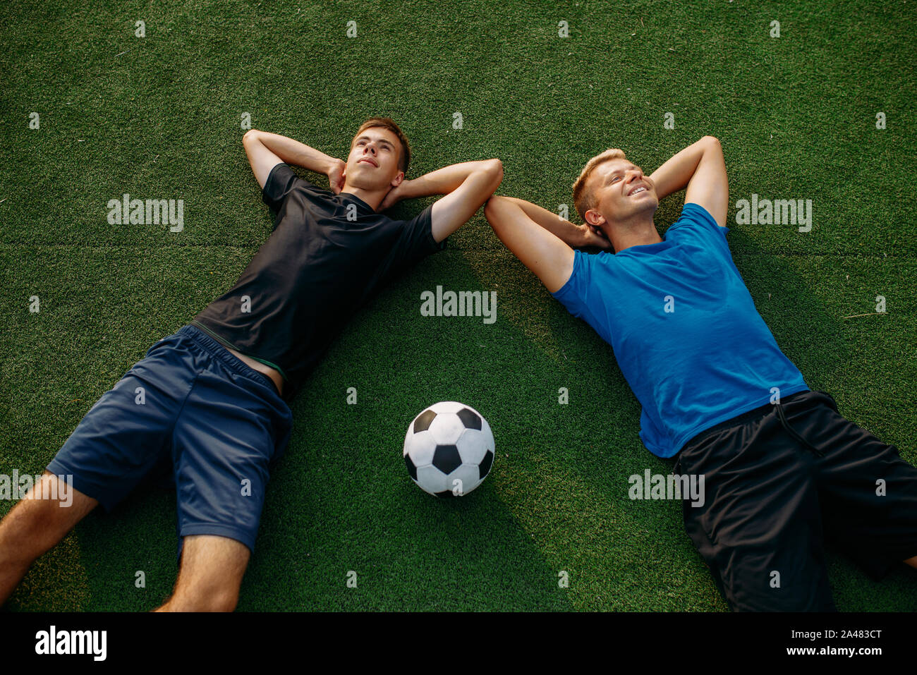 Zwei männliche Fußball-Spieler, die auf dem Gras Stockfoto
