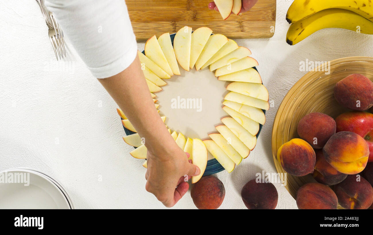 Apple Slices auf einer Platte, Ansicht von oben, weißer Hintergrund Stockfoto
